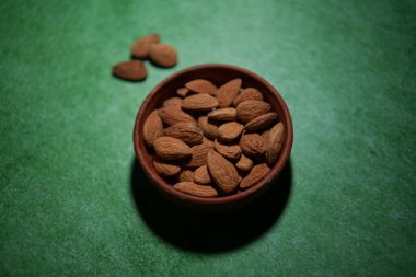 Bademler bir kasede saklanır..