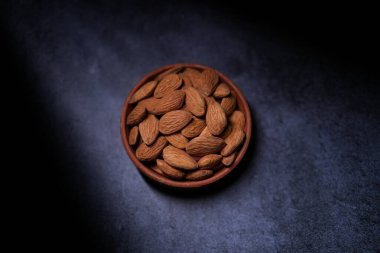 Bademler bir kasede saklanır..