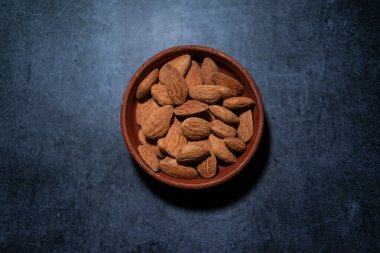 Bademler bir kasede saklanır..