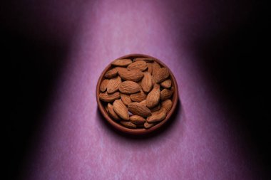 Bademler bir kasede saklanır..