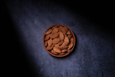 Bademler bir kasede saklanır..