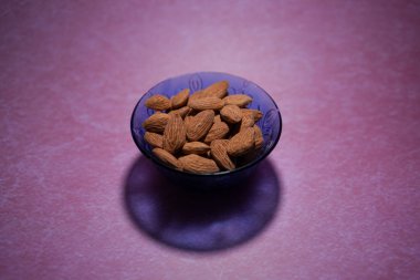 Bademler bir kasede saklanır..