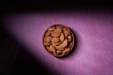 Bademler bir kasede saklanır..