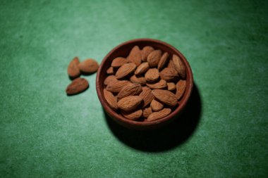 Bademler bir kasede saklanır..