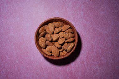 Bademler bir kasede saklanır..