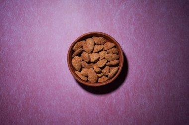 Bademler bir kasede saklanır..