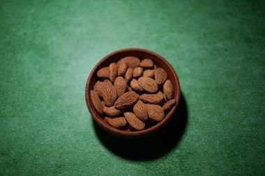 Bademler bir kasede saklanır..