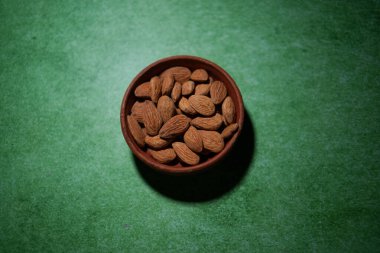 Bademler bir kasede saklanır..