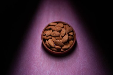 Bademler bir kasede saklanır..