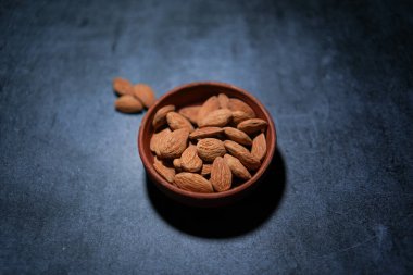 Bademler bir kasede saklanır..