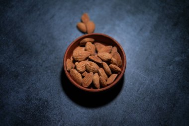 Bademler bir kasede saklanır..