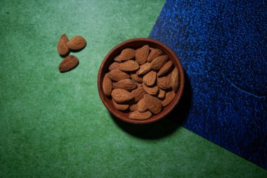 Bademler bir kasede saklanır..