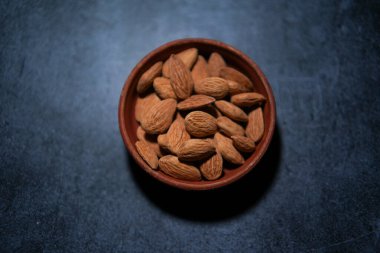 Bademler bir kasede saklanır..