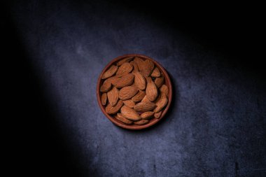 Bademler bir kasede saklanır..