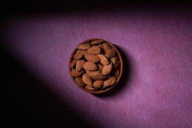 Bademler bir kasede saklanır..