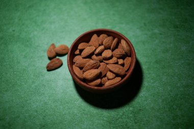 Bademler bir kasede saklanır..