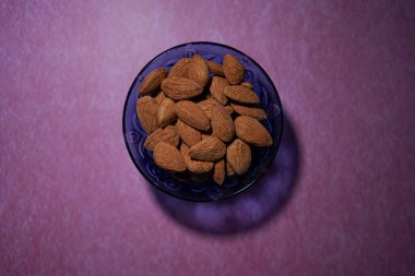 Bademler bir kasede saklanır..