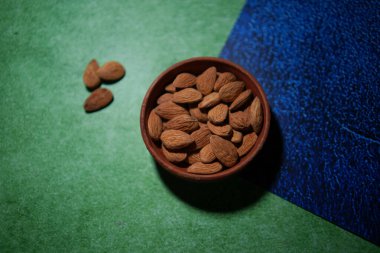 Bademler bir kasede saklanır..