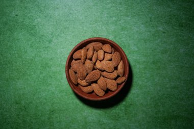 Bademler bir kasede saklanır..