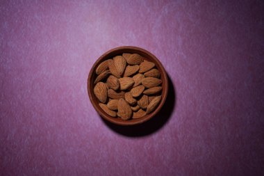 Bademler bir kasede saklanır..