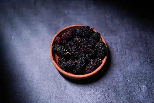 Blackberry meyvesi son derece lezzetli ve besleyicidir..