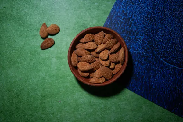 Bademler bir kasede saklanır..