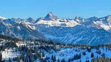 Karla kaplı güzel kış manzarası - tepeli dağlar