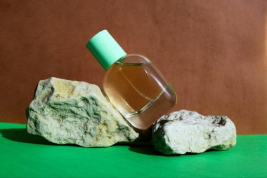 Doğal taşların arasındaki taze parfüm