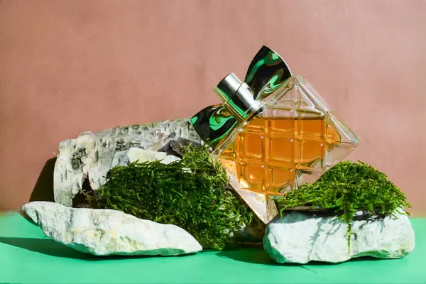 Doğal Arkaplanda Parfüm Şişesi