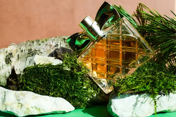 Doğal Arkaplanda Parfüm Şişesi