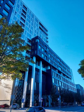 Güneşli bir günde Tallinn 'deki Modern Binalar