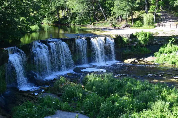 Bir Yaz Günü Estonya 'da Keila-Joa Şelalesi