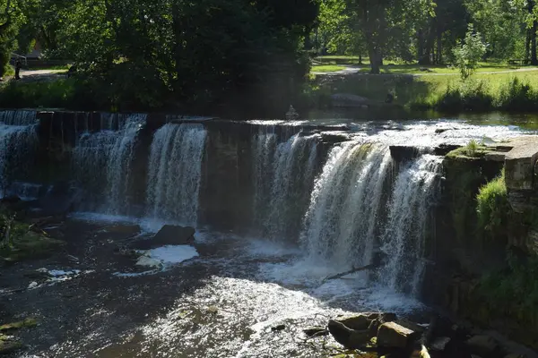 Estonya 'da bir Yaz Günü Şelalesi