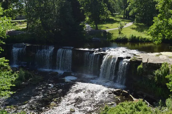 Estonya 'da bir Yaz Günü Şelalesi