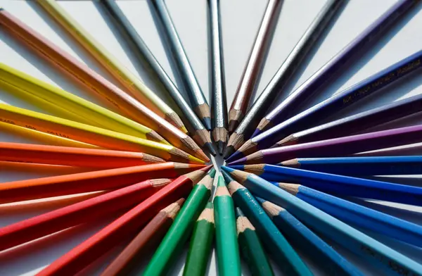 Renk Spektrumu: Yaratıcılık İçin Kalemler