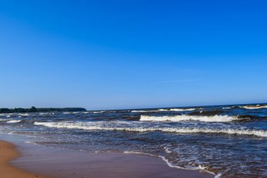 deniz ve mavi gökyüzü