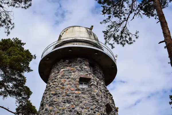 Gökyüzüne ve Çamlara Karşı Taş Gözlem Kulesi