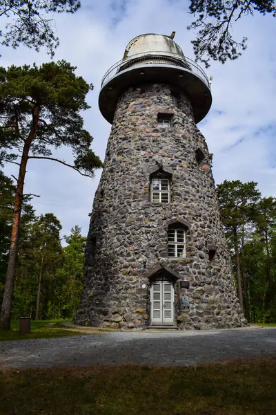 Gökyüzüne ve Çamlara Karşı Taş Gözlem Kulesi