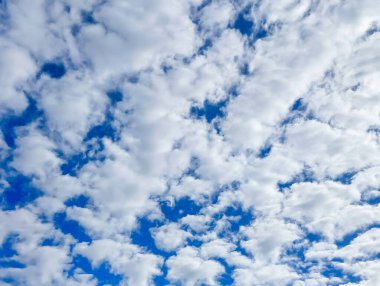 Kabarık Beyaz Bulutlu Mavi Gökyüzü (Arkaplan Dokusu)