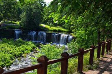 Keila-Joa Şelalesi ve Yeşil Peyzaj