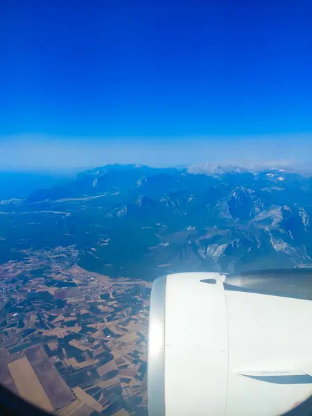 Uçaktan Dağların ve Tarım Alanlarının Hava Görüntüsü