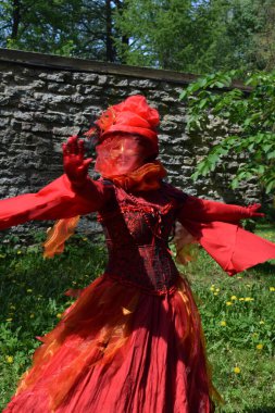 Tallinn 'de Ateşli Karnaval Kostümü