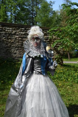 Maskeli Zarif Gümüş ve Mavi Karnaval Kostümü