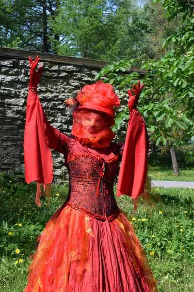 Tallinn 'de Ateşli Karnaval Kostümü