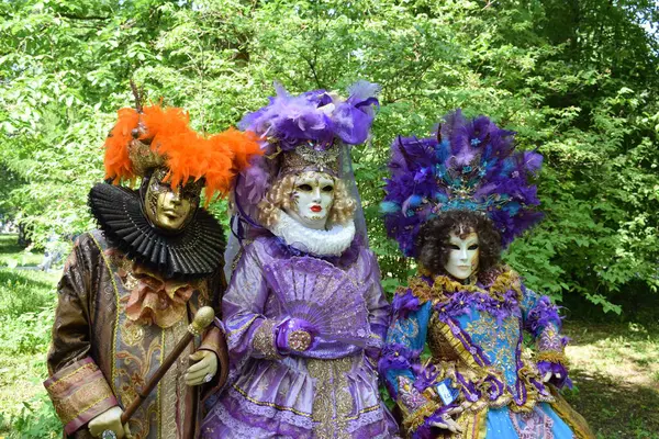 Üç Süslü Karnaval Kostümü