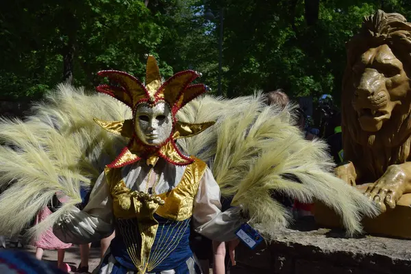 Aslan Heykeli ile Karnaval Kostümü Süsleme