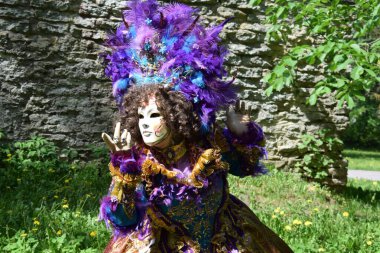 Süslü Tüylü Maske ve Kostüm İfade Eden Ellerle