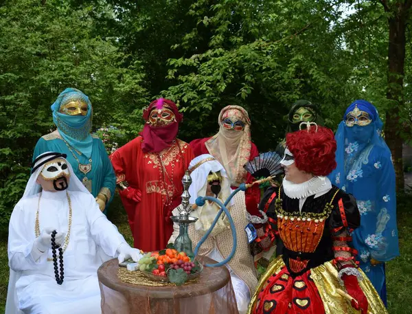 Karnaval Kostümlerinde Çeşitli Gruplar