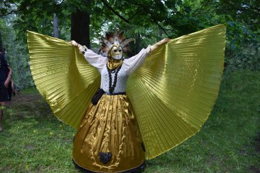 Tallinn 'deki Karnaval' da Altın Kanatlı Kostüm