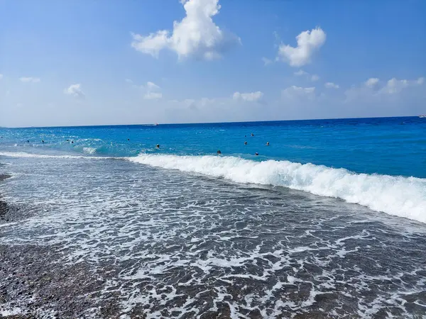 Antalya 'da Mavi Gök Altında Yumuşak Dalgalarla Huzurlu Plaj